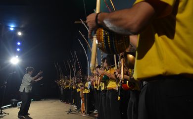 A mestra Rosângela Araújo comanda a Orquestra de Berimbaus, do Grupo Nzinga de Capoeira Angola, durante apresentação na oitava edição do Festival Latinidades (Marcello Casal Jr/Agência Brasil)