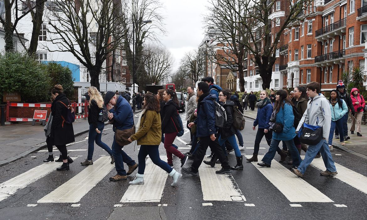 Fãs dos Beatles cruzaram a famosa faixa de pedestre em frente ao Abbey Road Studios, em homenagem ao produtor musical George Martin, conhecido como o quinto Beatle