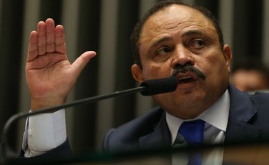 Brasília - Waldir Maranhão preside sessão extraordinária da Câmara para analisar a Medida Provisória do Setor Aéreo, que permite ao investidor estrangeiro participar com até 49% do capital social com direito a voto nas empresas aéreas