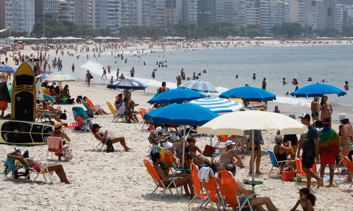 © Fernando Frazão/Agência Brasil Cariocas aproveitam manhã sábado com calor, para se refrescar e praticar esportes na praia de Copacabana.