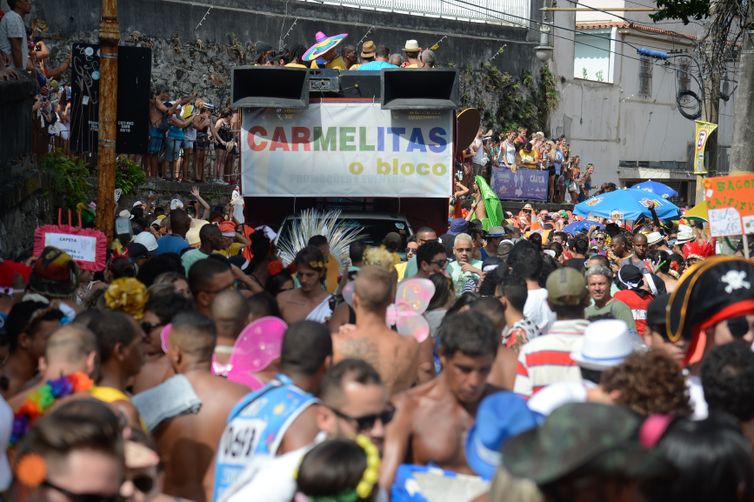 Rio de Janeiro - Bloco das Carmelitas anima foliões em Santa Teresa, região central da capital fluminense, no primeiro dia do carnaval carioca  (Tomaz Silva/Agência Brasil)