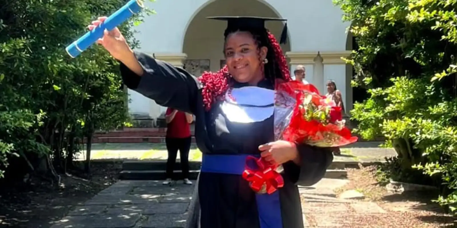 Mulher trans chega à universidade 25 anos após abandonar a escola