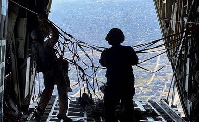 Militares dos EUA lançam ajuda via aérea para Gaza
 12/3/2024    REUTERS/Jehad Shelbak