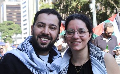 Brasília (DF)- 04/04/ /2025  -Rafat e a esposa, Bruna Khuriyeh, que o conheceu em protestos pró-palestina e agora divide com ele as tarefas da loja que ele abriu. Foto: arquivo pessoal