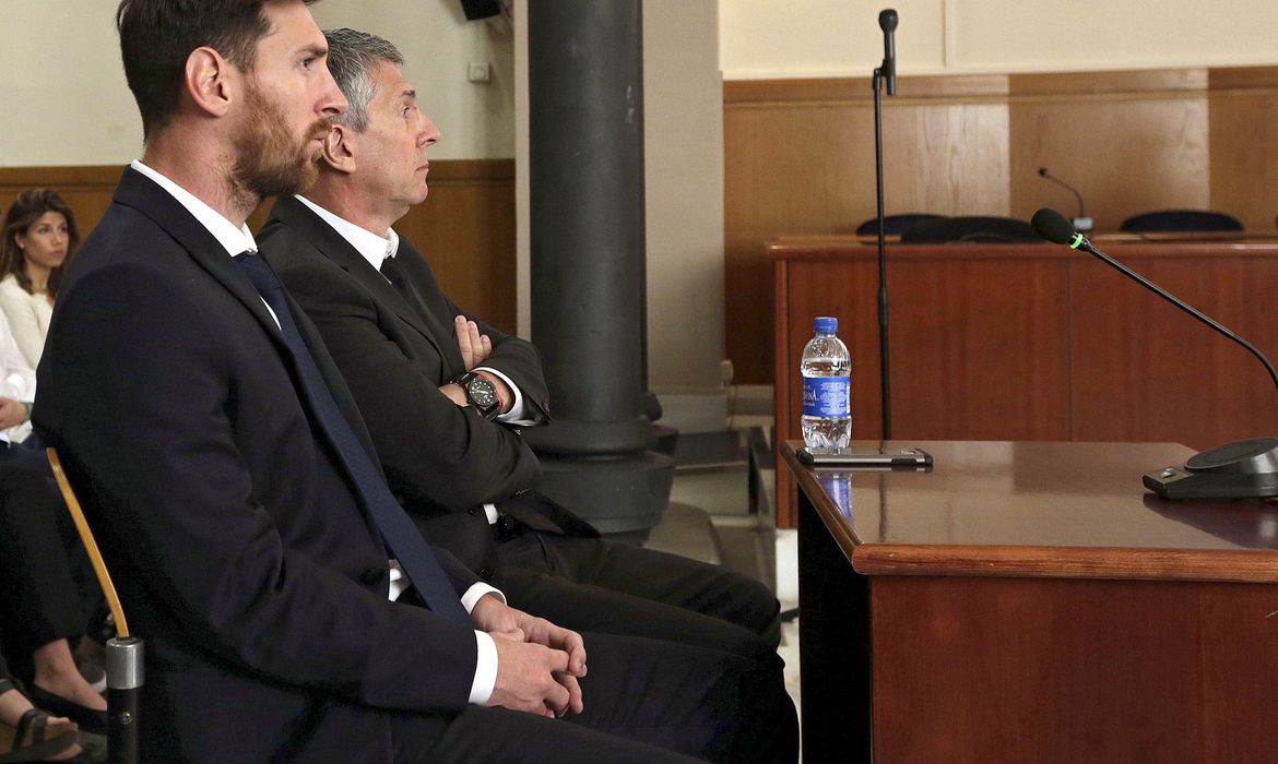 O jogador argentino do Barcelona Leonel Messi e seu pai Jorge Horacio Messi, durante uma audiência em tribunal espanhol, no dia 2 de junho