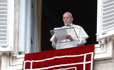 O Papa Francisco gesticula ao proferir a oração do Angelus de sua janela no dia do lançamento de sua nova encíclica, intitulada 