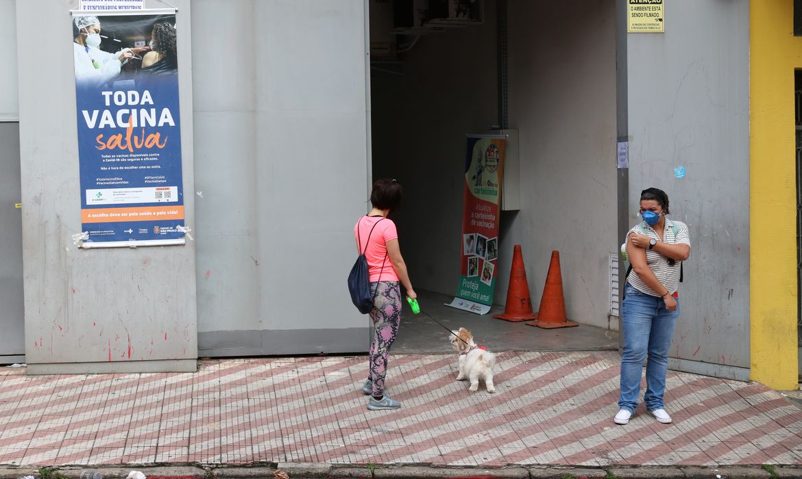 Posto de vacinação contra a Influenza na rua Humaitá, Bela Vista.