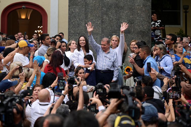 Venezuelan opposition presidential candidate Edmundo Gonzalez and Venezuelan opposition leader Maria Corina Machado greet supporters during a prayer rally in Caracas, Venezuela July 21, 2024. Reuters/Gaby Oraa/Proibida reprodução