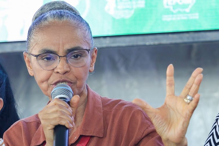 Brasília (DF) 11/04/2025 As ministras do Meio Ambiente, Marina Silva e dos Povos Indígenas, Sônia Guajajara, receberam das crianças indígenas que participam do Acampamento Terra Livre (ATL), uma carta com suas próprias demandas sobre proteção ao meio ambiente, mudanças climáticas, a COP30 e os direitos dos povos indígenas.  Foto: Fabio Rodrigues-Pozzebom/ Agência Brasil