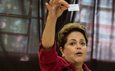 PORTO ALEGRE, RS, BRASIL,  05-10-2014, 09h00: A Presidente e candidata a reeleição, Dilma Rousseff, vota no Colégio Estadual Santos Dumont, em Porto Algre. (Foto: Marcelo Camargo/Agência Brasil)