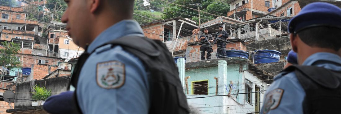 Policiais militares participam de solenidade de inauguração de mais uma Unidade de Polícia Pacificadora (UPP), em comunidade do Rio de Janeiro