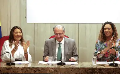 Brasília (DF), 07/11/2024 - O vice-presidente da República e ministro do Desenvolvimento, Indústria, Comércio e Serviços (MDIC), Geraldo Alckmin, a primeira-dama Janja da Silva e a ministra a Igualdade Racial, Anielle Franco, participam de lançamento do programa para aumentar a presença de negros (as) no comércio exterior brasileiro, aonde foram apresentados estudos inéditos sobre a desigualdade racial neste setor. Tratam-se das publicações 
