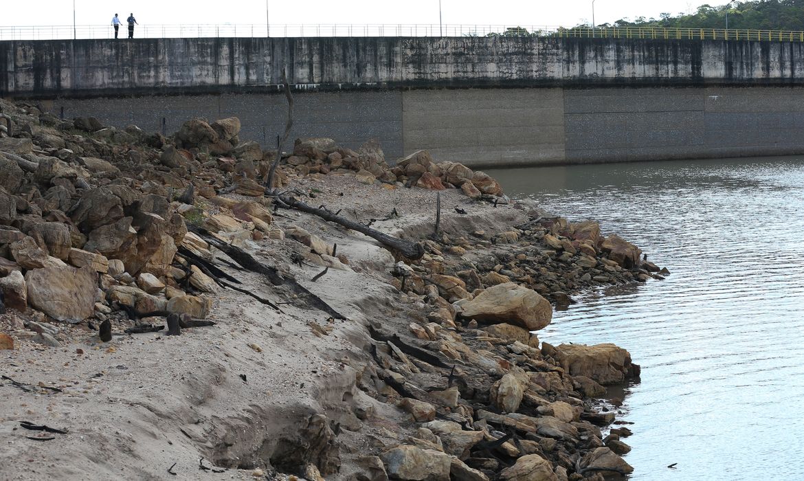 Brasília - Nível de água da Barragem do Descoberto está abaixo da média histórica, com ameaça de desabastecimento em parte das cidades satélites  (Fabio Rodrigues Pozzebom/Agência Brasil)