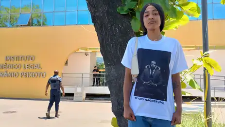 Rio de Janeiro (RJ), 01/11/2025 - Karine Beatriz, 26 anos, esteve no IML para reconhecer o corpo do esposo Wagner, encontrado, segundo ela, em um lago na Serra da Misericórdia, no Complexo da Penha. Foto: Isabela Vieira/Agência Brasil