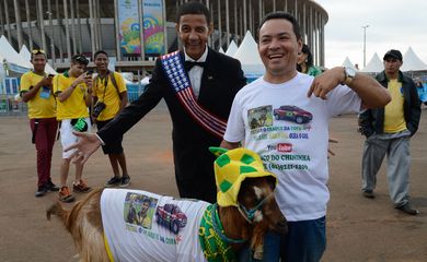  Torcedores chegam para assistir ao jogo entre Camarões x Brasil no Estádio Nacional de Brasília (Valter Campanato/Agência Brasil)