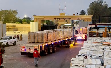 Caminhões carregando ajuda humanitária fazem fila na passagem de Rafah, na fronteira entre Egito e Faixa de Gaza
13/08/2025 REUTERS/Stringer