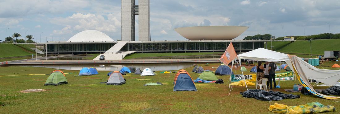 Integrantes do Movimento Brasil Livre recolhem baracas do acampamento no gramado do Congresso Nacional