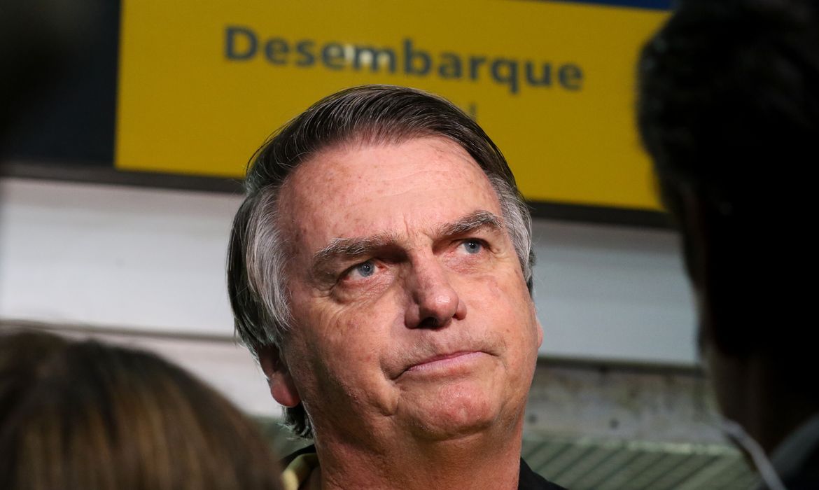 Rio de Janeiro (RJ), 29/06/2023 - O ex-presidente Jair Bolsonaro desembarca no aeroporto Santos Dumont e fala sobre o julgamento no TSE que pode torná-lo inelegível. Foto:Tânia Rêgo/Agência Brasil