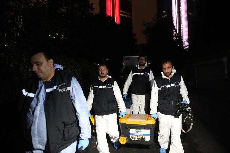Agentes turcos deixam residência de cônsul saudita com caixas e bolsas