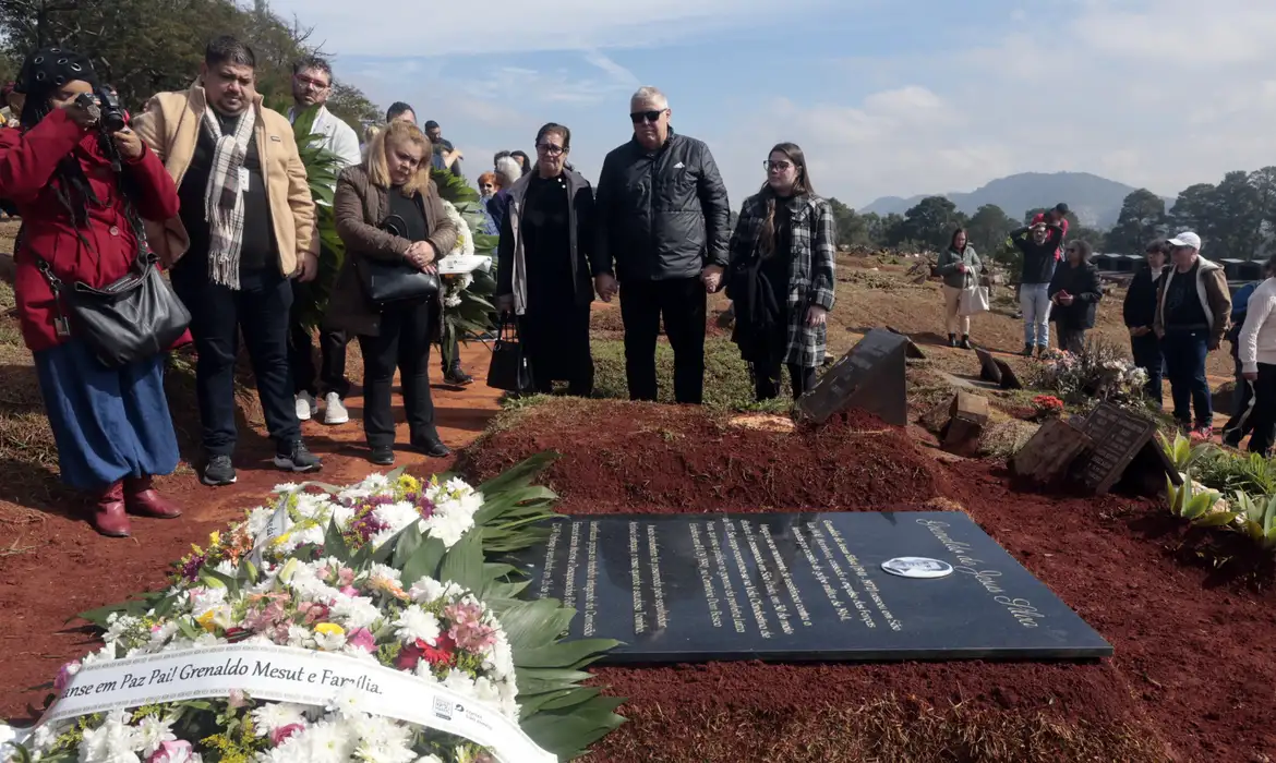 Restos mortais de Grenaldo Silva, morto pela ditadura, são sepultados