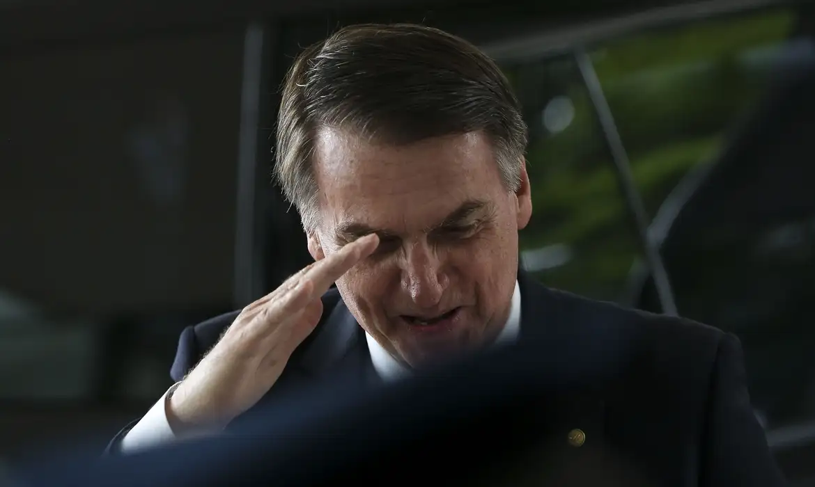 O Presidente eleito Jair Bolsonaro, fala com a imprensa após reunião com os futuros comandantes das Forças Armadas, no Comando da Marinha, em Brasília. 