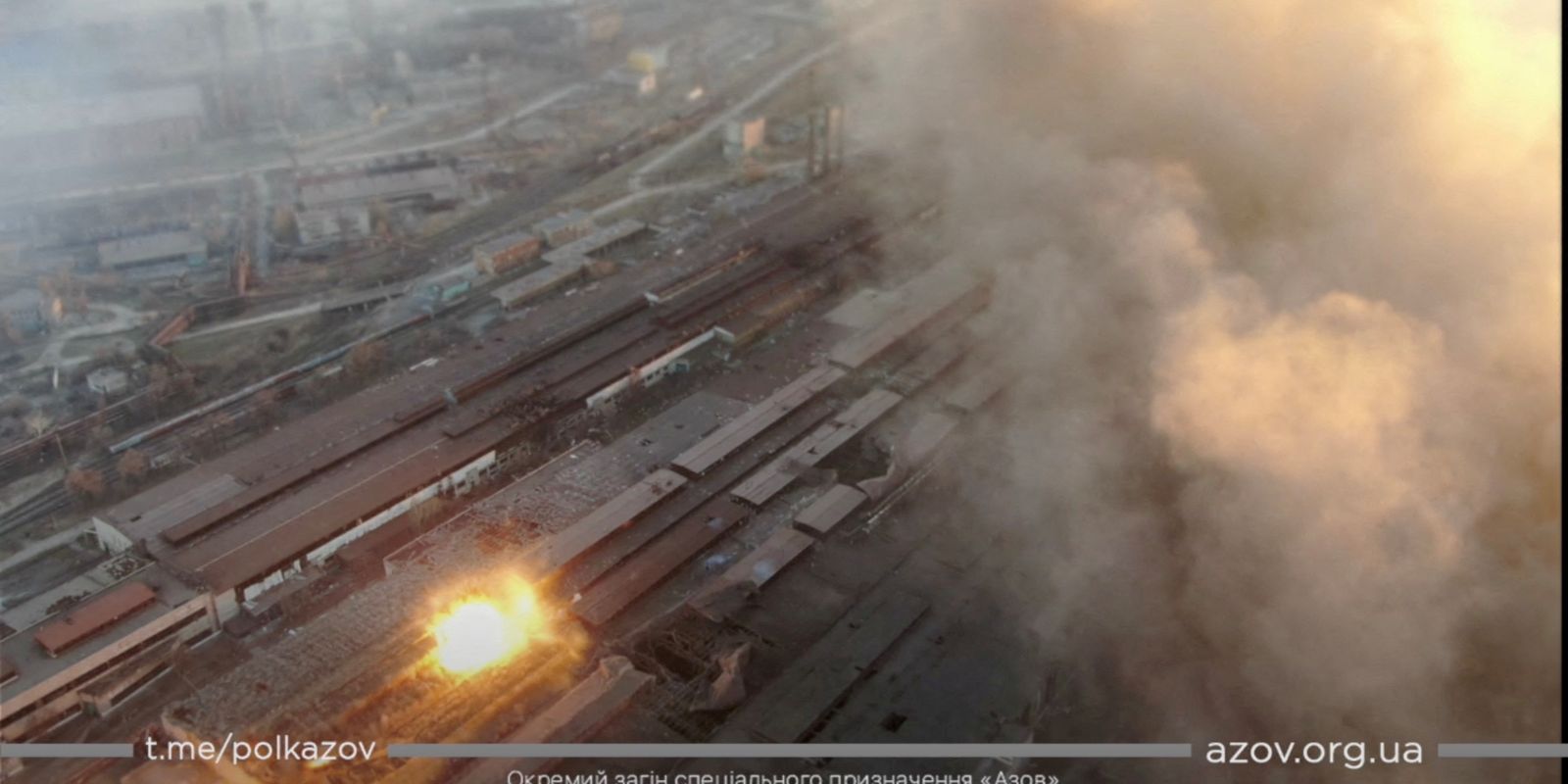 Várias explosões levantam fumaça ao redor de complexo industrial em Mariupol