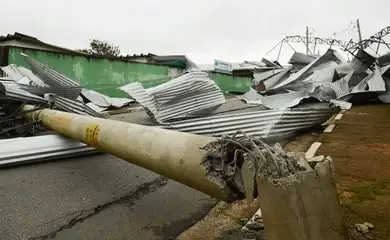 Vargem Grande Paulista (SP) - A forte chuva de ontem, acompanhada de rajadas de vento e descargas elétricas, provocou quedas de árvores e de postes e destelhamento de residências e de quadras esportivas (Rovena Rosa/Agência Brasil)