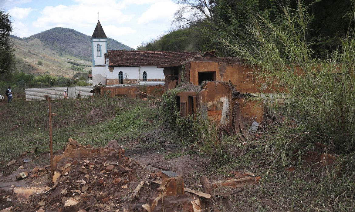 O distrito de Barra Longa (MG), atingido pelo rompimento da Barragem do Fundão, espera por reconstrução - Foto José Cruz/Agência Brasil