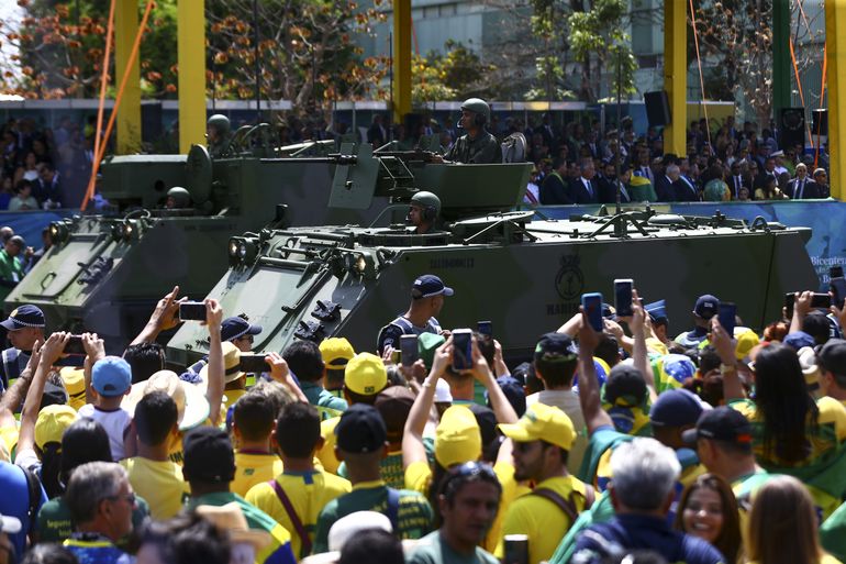 Desfile cívico-militar do 7 de Setembro, que este ano comemora o Bicentenário (200 anos) da Independência do Brasil.