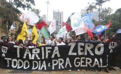 São Paulo  SP 18/01/2023 Manifestação no centro da cidade contra o aumento das tarifas do metrô, CPTM e EMTU e contra as privatizações do governo Tarcísio .Foto Paulo Pinto/Agência Brasil