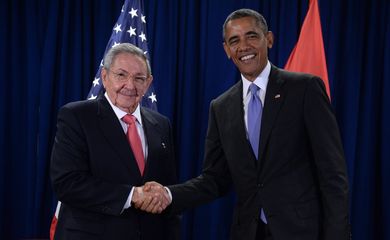 Os presidentes de Cuba, Raúl Castro, e dos Estados Unidos, Barack Obama, reúnem-se em Nova York (Agência Lusa/Direitos Reservados)