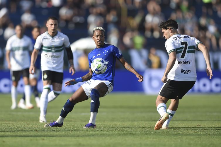 STJD punirá Cruzeiro e Coritiba preventivamente com jogos sem