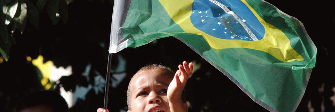 Criança com bandeira do Brasil