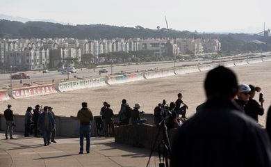 People watch the ocean after a powerful earthquake struck off the coast near Ocean Beach, in San Francisco, California, U.S., December 5, 2024. REUTERS/Laure Andrillon