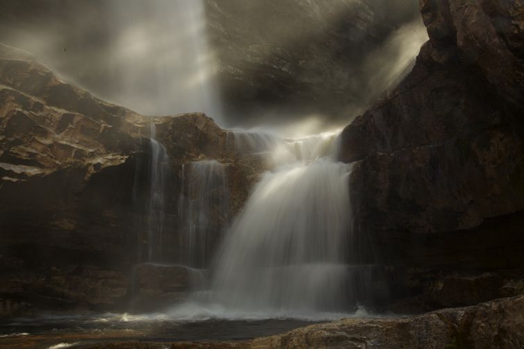 Queda d'água numa caverna do Parque Nacional das Sempre-Vivas. Foto: TV Brasil