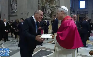 Vaticano, 18/05/2025 - Vice-presidente Geraldo Alckmin entrega carta ao Papa Leão convidando-o para visita ao Brasil. Foto: Vatican News/Divulgação