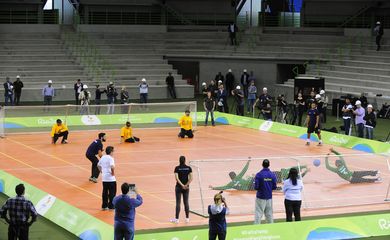 atletas da seleção brasileira de goalball, que conquistaram ouro no Jogos Panamericanos de Toronto 2015, inauguram na manhã a quadra da Arena do Futuro (Tânia Rêgo/Agência Brasil)