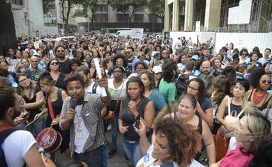  Profissionais da saúde do município do Rio protestam em frente à Justiça do Trabalho, no centro da capital.