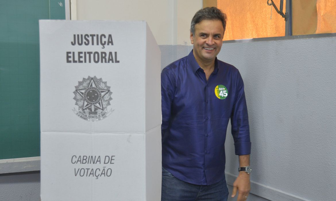 O candidato Aécio Neves vota em Belo Horizonte na Escola Estadual Governador Milton Campos (Valter Campanato/Agência Brasil)