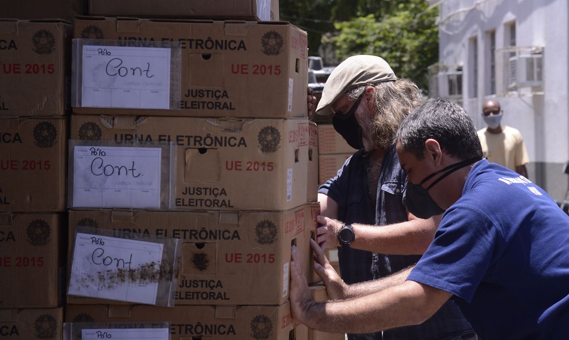 TRE-RJ transporta as urnas eletrônicas para os locais de votação no Rio de Janeiro