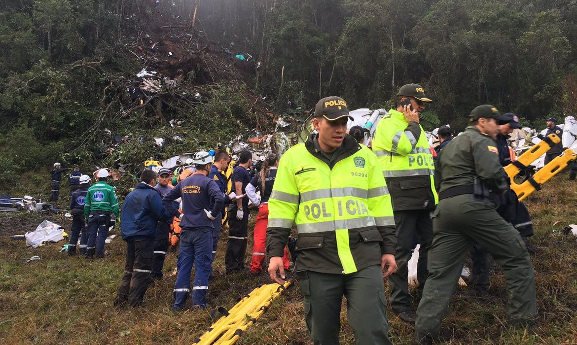 Profissionais fazem o resgate das vítimas do acidente aéreo com avião da Chapecoense que matou 76 pessoas