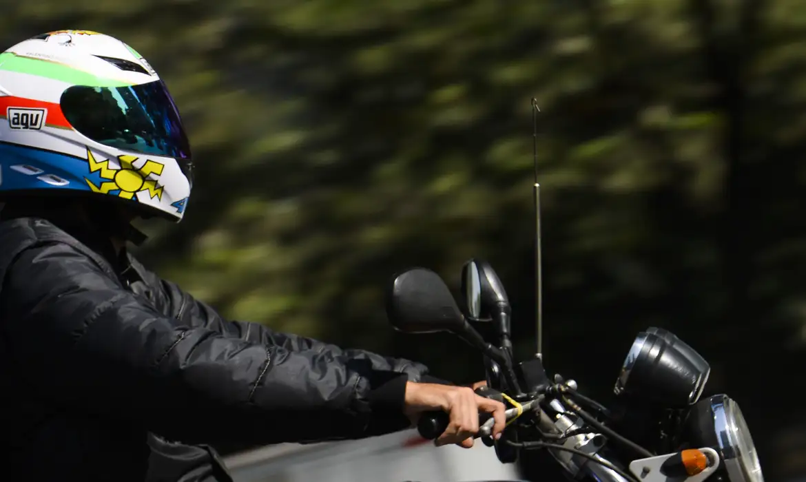 Motos equipadas com antena aparadora, que previne acidentes de motoqueiros com linhas de pipas com cerol, na Marginal Pinheiros, região oeste de São Paulo.