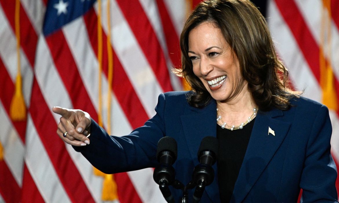 U.S. Vice President Kamala Harris gestures during a campaign event at West Allis Central High School, in West Allis, Wisconsin, U.S., July 23, 2024. Reuters/Vincent Alban/Proibida reprodução