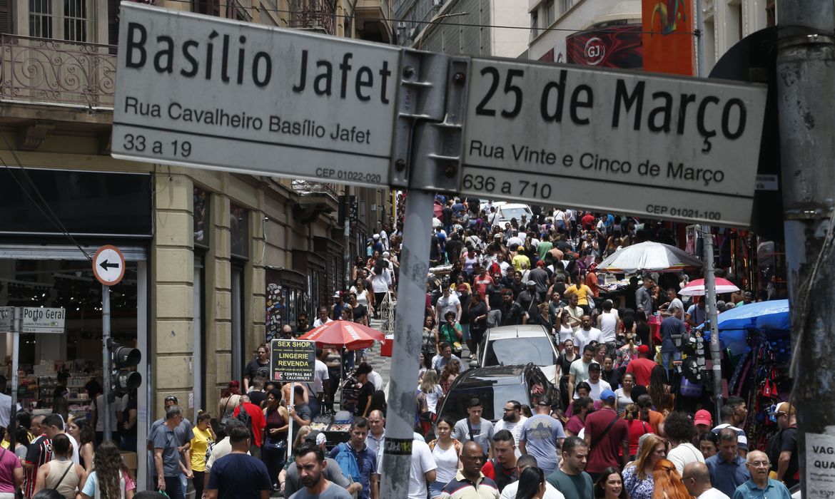 São Paulo SP 03/11/2023 Movimento na Ladeira Porto Geral com a Rua 25 de Março, após o feriado de Finados. Foto: Paulo Pinto/Agência Brasil