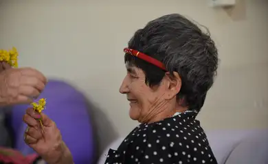 Enerdina Santos, 89 anos, assiste ao jogo do Brasil contra a Alemanha na Associação São Vicente de Paulo - Lar dos Velhinhos, em Taguatinga - DF (Elza Fiúza/Agência Brasil)