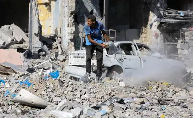 Palestino com um balde entre escombros na Cidade de Gaza
14/10/2025
Reuters/Dawoud Abu Alkas/Proibida reprodução
