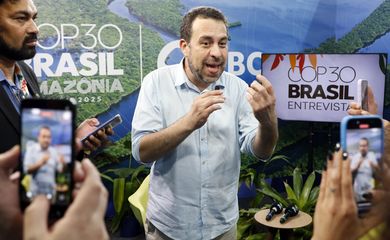 Belém (PA), 11/11/2025 - Ministro da Secretaria-Geral da Presidência da República, Guilherme Boulos, fala com jornalistas  da TV Brasil e Agência Brasil na área Green Zone (Área Verde), na COP30. Foto: Bruno Peres/Agência Brasil