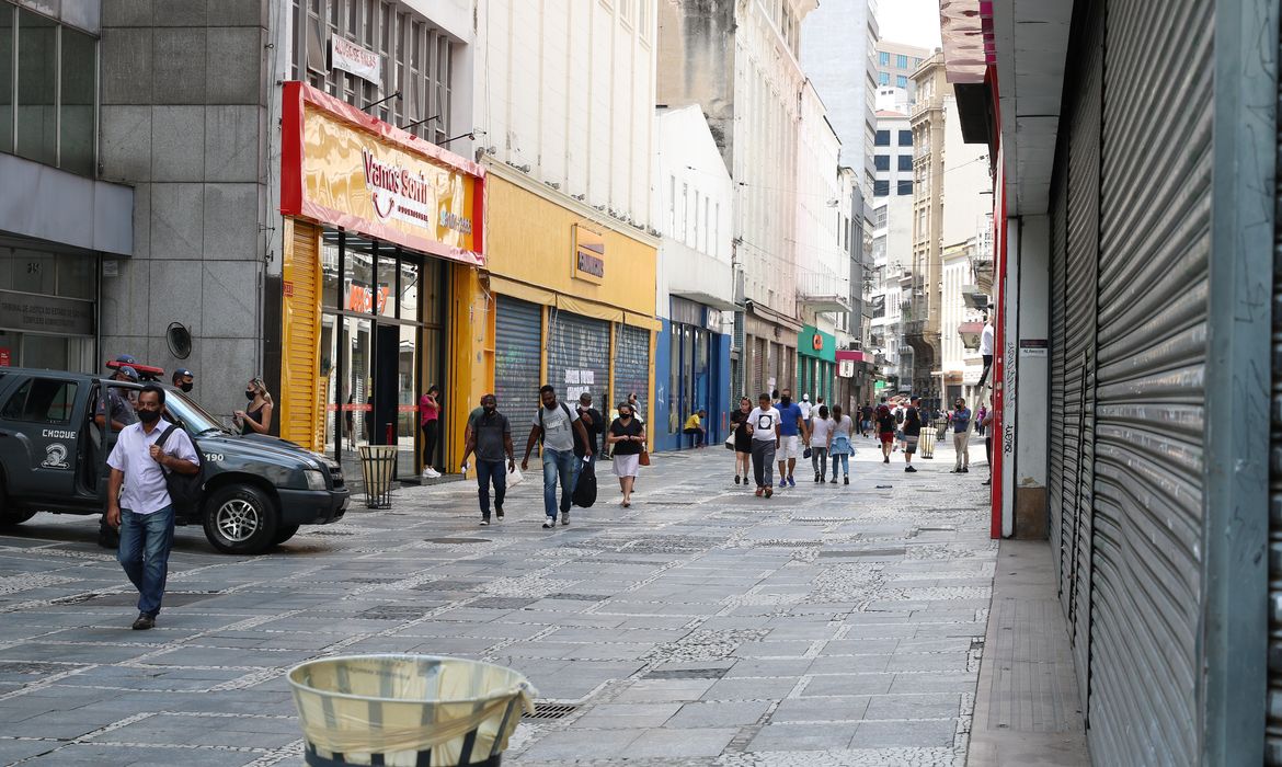 Comércio fechado na região central, durante a fase vermelha da epidemia de covid-19 na capital.