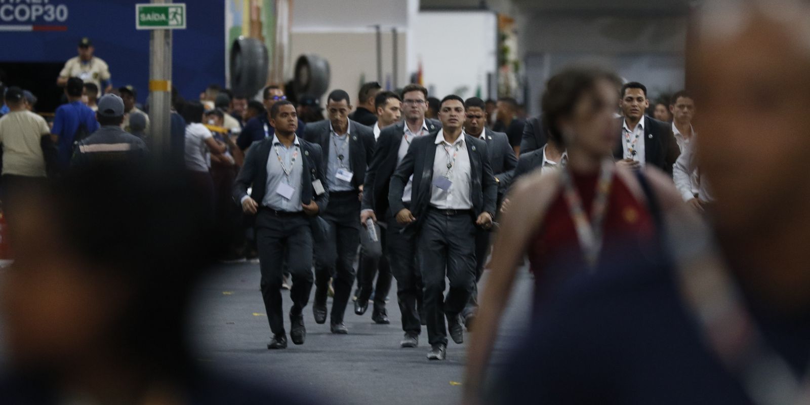 Incêndio na COP30 gera correria e gritos de evacuação entre voluntários na Zona Azul de Belém