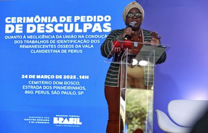 São Paulo (SP) 24/03/2025 - Ministra dos Direitos Humanos e Cidadania, Macaé Evaristo, participa da cerimônia de pedido de desculpas do governo quanto a negligência da União dos condução dos trabalhos de identificação dos remanescentes ósseos na Vala Clandestina de Perus, no cemitério Dom Bosco. Foto: Paulo Pinto/Agencia Brasil